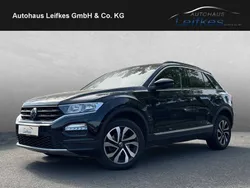 Deep black perleffekt (metallic) Gebraucht 2021 VW T-Roc Active SUV | 23.900 € (Fairer Preis)