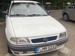 Weiß Gebraucht 1995 Opel Astra Limousine | 1.900 €