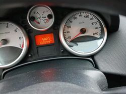 Rot Gebraucht 2009 Peugeot 207 Kleinwagen | 2.099 €