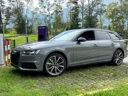 Grau Gebraucht 2018 Audi A4 Sport Kombi | 27.500 €