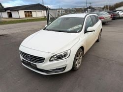 Weiß Gebraucht 2016 Volvo V60 Momentum Kombi | 7.400 € (Fairer Preis)