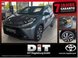 Celestite grey metallic / dach Neu 2025 Toyota Aygo Kleinwagen | 17.390 €