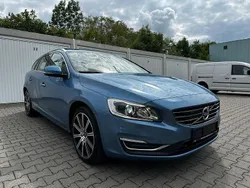 Blau Gebraucht 2015 Volvo V60 Summum Kombi | 20.999 €