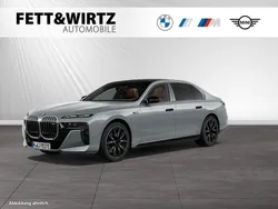 Brooklyn grau metallic Gebraucht 2024 BMW M760e Sport Line Limousine | 126.900 € (Etwas zu teuer)
