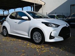 Weiß Gebraucht 2022 Toyota Yaris Hybrid Business Edition Kleinwagen | 17.499 € (Guter Preis)