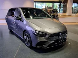 Grau Gebraucht 2020 Mercedes B220 AMG line Van / Kleinbus | 29.500 € (Fairer Preis)