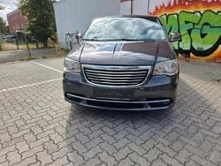 Grau Gebraucht 2015 Chrysler Town & Country Van / Kleinbus | 16.750 €