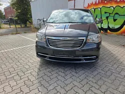 Grau Gebraucht 2015 Chrysler Town & Country Van / Kleinbus | 16.750 €