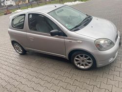 Silber Gebraucht 2001 Toyota Yaris Kleinwagen | 850 €