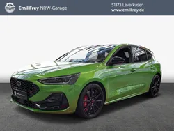 Mean green metallic Neu 2024 Ford Focus ST Limousine | 41.590 € (Etwas zu teuer)