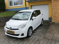 Weiß Gebraucht 2011 Toyota Verso-S Cool Van / Kleinbus | 7.400 € (Fairer Preis)