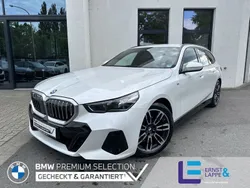 Mineralweiß metallic Gebraucht 2024 BMW 520 M Sport Kombi | 53.430 € (Superpreis)