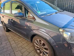 Grau Gebraucht 2006 Opel Zafira Van / Kleinbus | 3.500 €