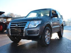 Grau Gebraucht 2018 Mitsubishi Pajero Edition SUV | 33.900 € (Fairer Preis)