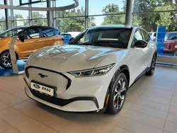Weiß Gebraucht 2022 Ford Mustang Mach-E SUV | 33.990 € (Etwas zu teuer)