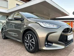 Grau Gebraucht 2020 Toyota Yaris Club Limousine | 15.900 € (Fairer Preis)