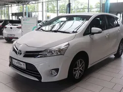 Weiß Gebraucht 2015 Toyota Verso Comfort Van / Kleinbus | 12.690 € (Fairer Preis)