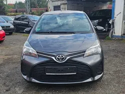 Grau Gebraucht 2014 Toyota Yaris Cool Limousine | 5.200 € (Fairer Preis)
