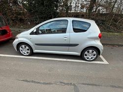 Silber Gebraucht 2007 Toyota Aygo Kleinwagen | 2.299 € (Fairer Preis)