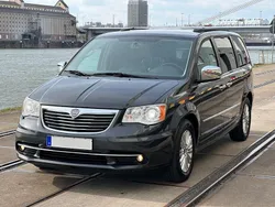 Grau Gebraucht 2013 Lancia Voyager Gold Van / Kleinbus | 19.997 €