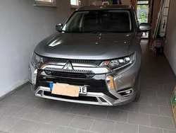 Grau Gebraucht 2020 Mitsubishi Outlander P-HEV SUV | 22.500 € (Fairer Preis)