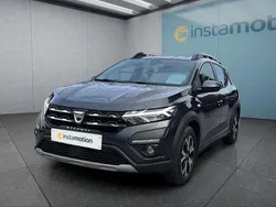 Grau Gebraucht 2022 Dacia Sandero Stepway Kleinwagen | 18.099 € (Etwas zu teuer)
