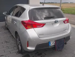 Silber Gebraucht 2015 Toyota Auris Hybrid Kleinwagen | 14.000 € (Fairer Preis)