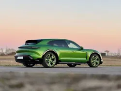 Grün Gebraucht 2021 Porsche Taycan Cross Turismo Limousine | 65.300 € (Etwas zu teuer)