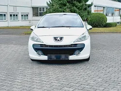 Weiß Gebraucht 2007 Peugeot 207 Coupé | 2.100 €