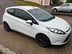 Weiß Gebraucht 2010 Ford Fiesta Kleinwagen | 1.900 €