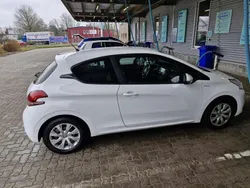 Weiß Gebraucht 2016 Peugeot 208 Kleinwagen | 5.800 € (Fairer Preis)