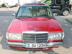 Rot Gebraucht 1981 Mercedes 240 Limousine | 7.900 €