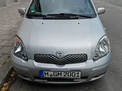 Silber Gebraucht 2004 Toyota Yaris Limousine | 2.499 € (Etwas zu teuer)