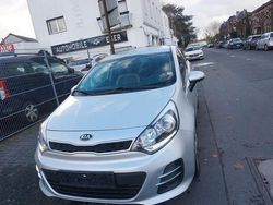 Silber Gebraucht 2016 Kia Rio Spirit Limousine | 5.999 € (Fairer Preis)