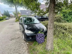 Schwarz Gebraucht 2001 Daihatsu YRV Van / Kleinbus | 1.000 €