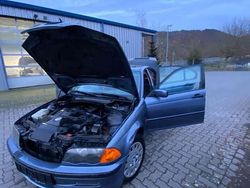 Grau Gebraucht 2001 BMW 320 Limousine | 888 € (Fairer Preis)
