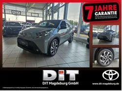 Urban khaki / night sky black Neu 2025 Toyota Aygo Kleinwagen | 16.790 €