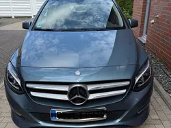 Blau Gebraucht 2015 Mercedes B180 Van / Kleinbus | 14.900 € (Fairer Preis)
