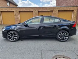 Schwarzmetallik (metallic) Gebraucht 2018 Volvo S60 R-Design Limousine | 19.987 € (Superpreis)