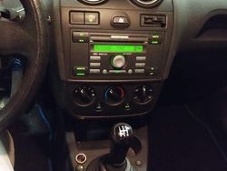 Silber Gebraucht 2006 Ford Fiesta Ambiente Limousine | 1.600 € (Fairer Preis)