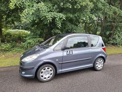 Grau Gebraucht 2005 Peugeot 1007 Kleinwagen | 2.300 €