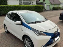Weiß Gebraucht 2015 Toyota Aygo X-play Kleinwagen | 5.300 € (Fairer Preis)