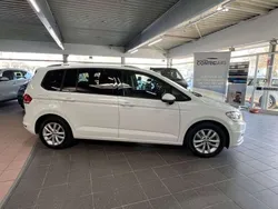 Weiß Gebraucht 2019 VW Touran Comfortline Van / Kleinbus | 19.400 € (Fairer Preis)
