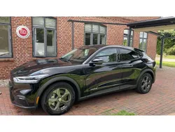 Schwarz (metallic) Gebraucht 2022 Ford Mustang Mach-E SUV | 31.900 € (Guter Preis)