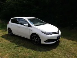 Weiß Gebraucht 2017 Toyota Auris Hybrid Edition-S Limousine | 13.985 € (Fairer Preis)