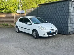 Weiß Gebraucht 2011 Renault Clio II Kleinwagen | 2.690 € (Teuer)