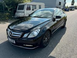 Schwarz Gebraucht 2011 Mercedes E200 Coupé | 13.900 € (Fairer Preis)