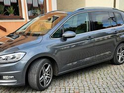 Grau Gebraucht 2016 VW Touran Highline Van / Kleinbus | 19.811 € (Fairer Preis)