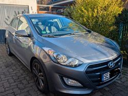 Silber Gebraucht 2015 Hyundai i30 Limousine | 6.999 € (Fairer Preis)