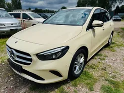 Beige Gebraucht 2020 Mercedes B200 Van / Kleinbus | 10.449 €